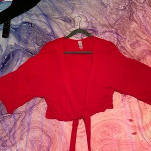 Red quarter sleeve tied shirt